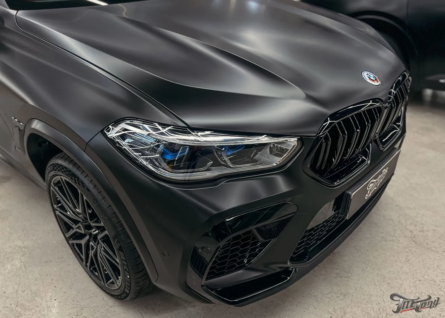 Тотальная смена облика для BMW X6 M: оклейка матовым винилом с проемами и матовым полиуретаном. Почему оклейка авто с проемами — это долго и дорого?